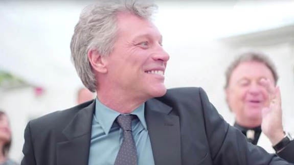 Bon Jovi canta su tema 'Livin on a prayer' en una boda