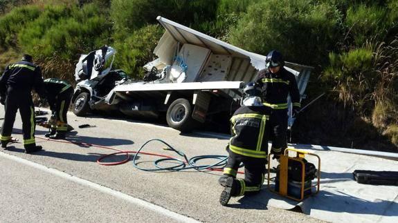 Un hombre fallece en una colisión entre dos furgonetas en Riello