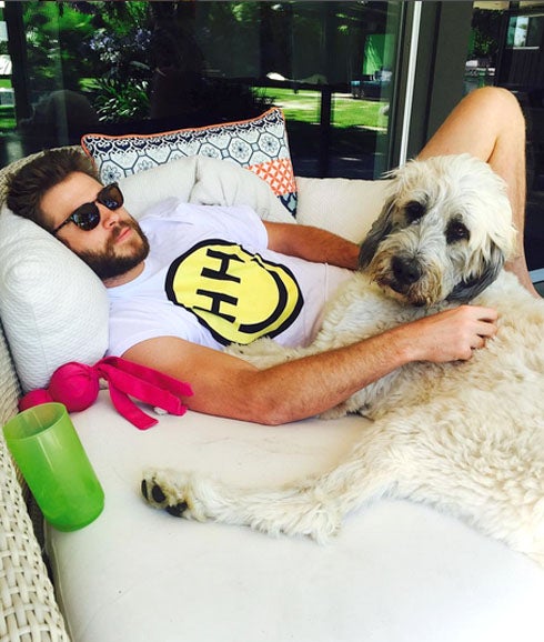 Miley Cyrus publica una fotografía en Instagram con sus dos amores