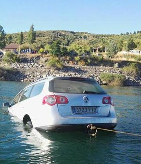 Un coche se hunde en las profundidades del pantano de Riaño