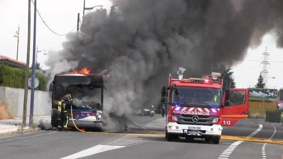 Arde un autobús urbano de León en la calle de La Serna