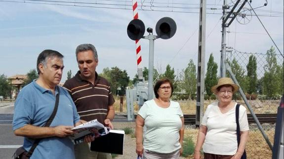 El PSOE exige a la Junta que suprima el paso a nivel de Viana de Cega
