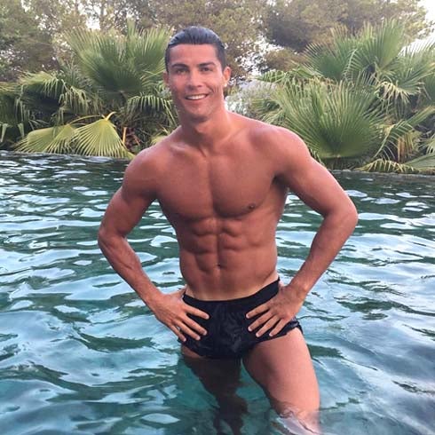 Ronaldo comparte confidencias con una atractiva morena en Ibiza