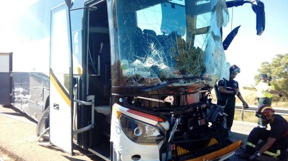 Una colisión entre un autobús y un tractor se salda con trece heridos en Fuentes de Ropel
