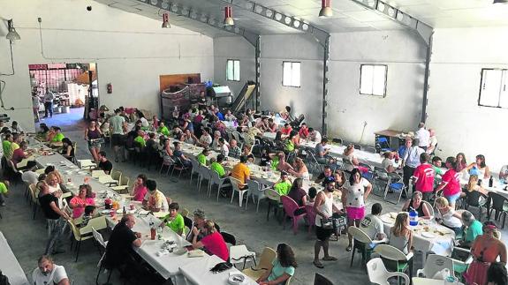Madroñal recauda 714 euros para Pyfano en la comida solidaria