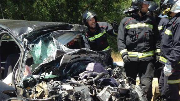Un fallecido y dos heridos en una colisión entre un autobús y un turismo en la N-120