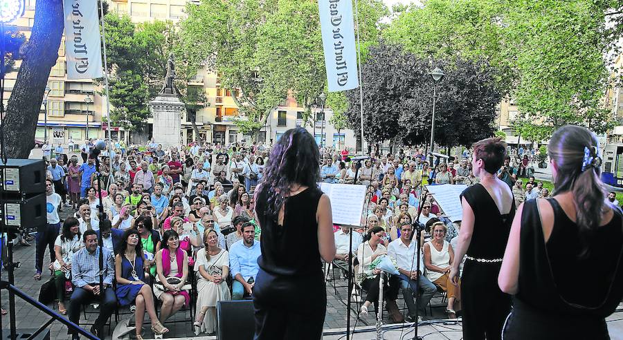 Rosas blancas para Cervantes y para el cervantista Pérez-Mínguez