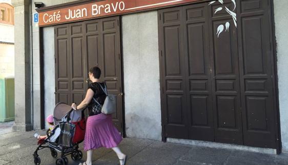 Se alquila el café del Teatro Juan Bravo