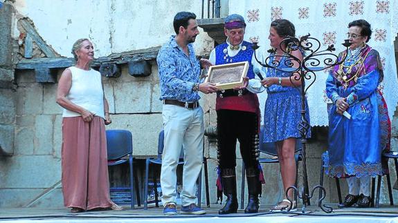 Enaltecimiento del folclore en la entrega del Serrano del Año a Poldo