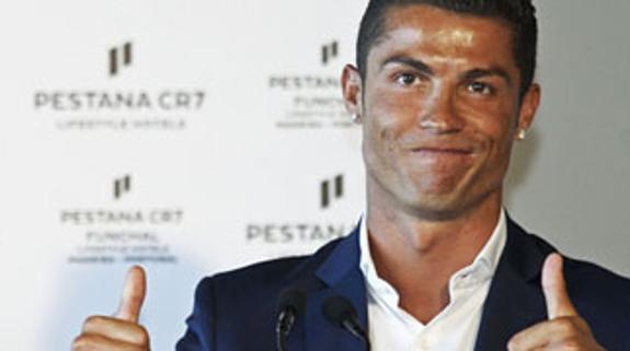 Cristiano Ronaldo se pinta las uñas de los pies y la lía en las redes sociales