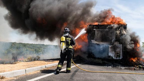 El fuego de un camión se extiende al monte en un área de descanso a la altura de Valverde de la Virgen