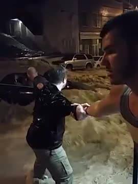 El sobrecogedor vídeo de una cadena humana que le salvó la vida a una mujer
