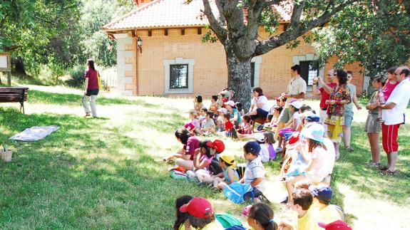 El cuentacuentos 'Violeta, superagente ambiental' visita Valsaín con un mensaje de superación