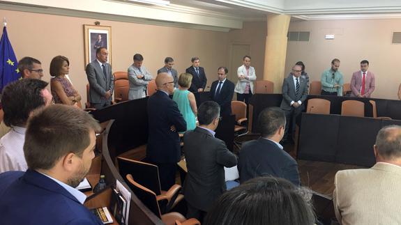 Casi 400 firmas piden la dimisión de los tres socialistas que no guardaron silencio por Barrio y 'Gallo'