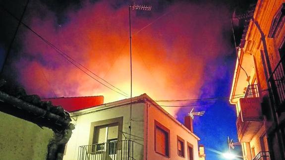 Un fuego calcina una vivienda en Aldeadávila de la Ribera