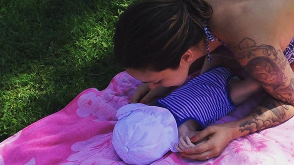 Laura Barcelona y Luismi muestran en Instagram el primer baño en la piscina de su hija Cataleya