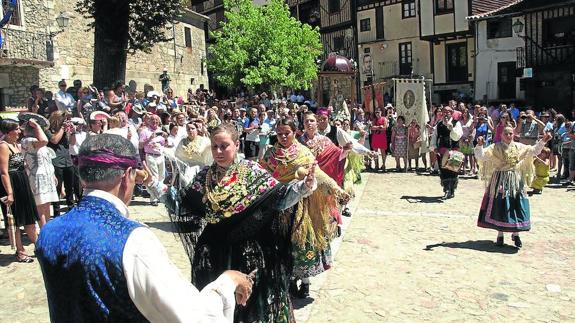 Savia nueva en los bailes folclóricos en honor a la patrona de Mogarraz