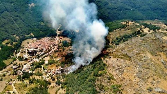 Un incendio amenaza el casco histórico de Montemayor del Río