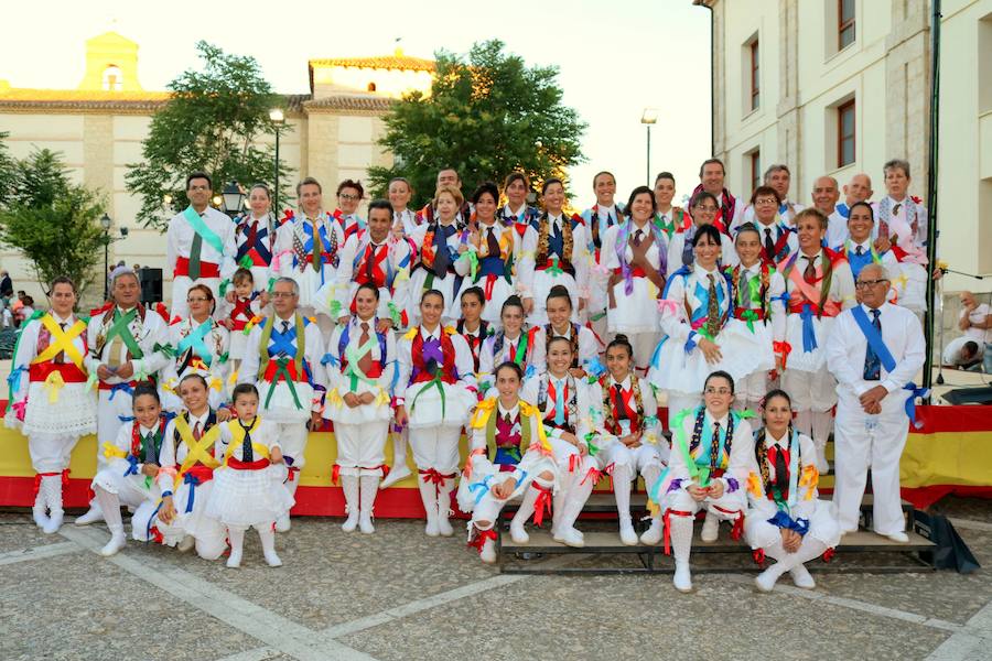 Ampudia celebra su cita con la danza y el paloteo