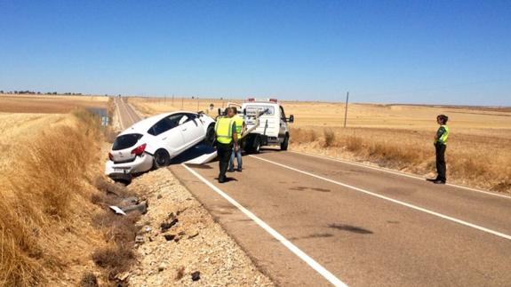 Retiran un coche accidentado y abandonado en una carretera de Valladolid