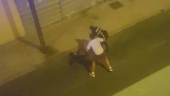 Enviados a prisión los dos franceses que agredieron a agentes de policía local de León