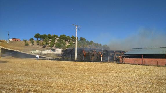 Arde un almacén de pacas de paja en Olivares