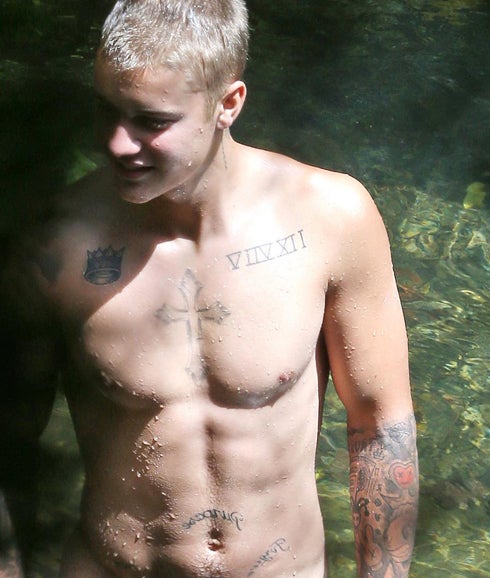 Justin Bieber vuelve a llamar la atención con un desnudo en Hawaii