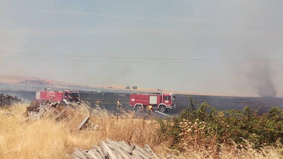 Un fuego sorprende de nuevo a los vecinos de Miranda de Azán y Aldeatejada