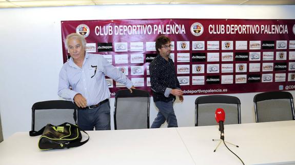 El presidente del Deportivo Palencia ha firmado ya el contrato con el nuevo gestor comercial