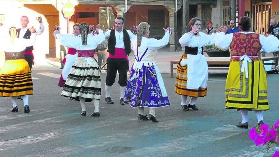 Villada acoge un encuentro de grupos de danza tradicional