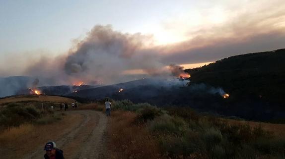 Un incendio amenaza Serradilla del Llano