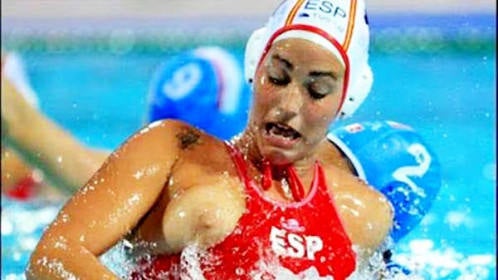 Los bañadores declaran la guerra a las jugadoras de waterpolo