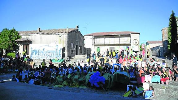 Los juegos toman vida en Monleras durante el desfile de disfraces