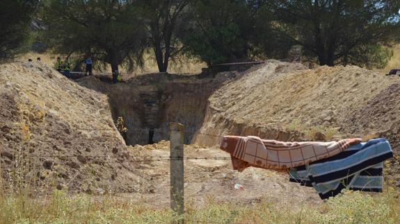 Encuentran sin vida el cuerpo de un hombre en un pozo que había excavado para buscar un tesoro