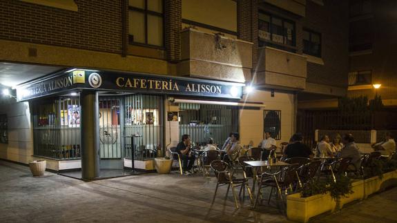 Hiere a los policías que se personaron en el bar donde discutía con una mujer