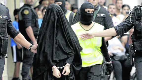 Interior aísla en una celda de Topas a una fanática yihadista de 19 años