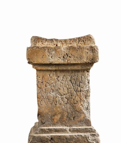 Dos aras romanas dedicadas al dios Arco, ‘pieza del mes’ en el Museo