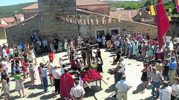 Los vecinos de Nava de Francia rinden honores al Santísimo Cristo