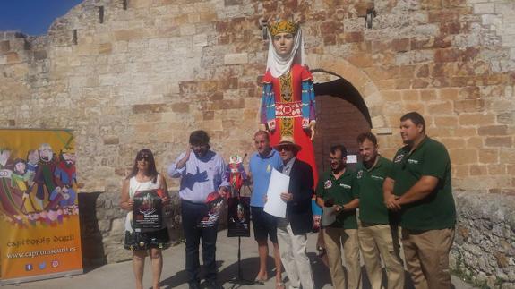 El Castillo de Zamora acoge la representación del Cerco con gigantes, títeres y cabezudos