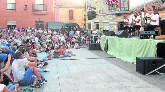 El grupo Mayalde ameniza la última jornada de las fiestas de la Virgen