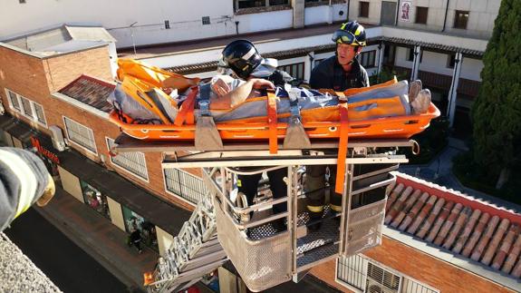 Cae desde una altura de más de cuatro metros cuando trabajaba en el Cine Ortega de Palencia