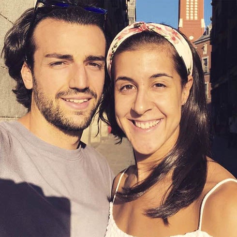 Carolina Marín le da un tierno beso a su novio en el aeropuerto de Madrid