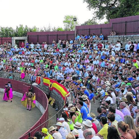 Alberto Martín logra salir a hombros de la plaza de toros de Los Santos