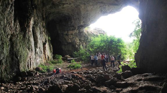 La Diputación de Palencia estudia la Cueva de Guantes para su explotación turística