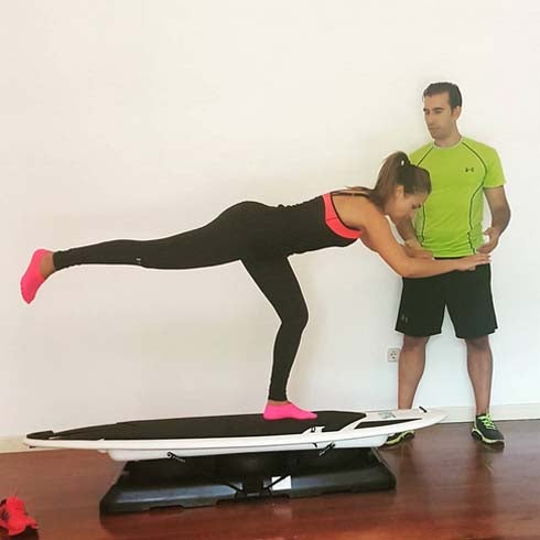 Paula Echevarría se pone en forma sobre una tabla de surf