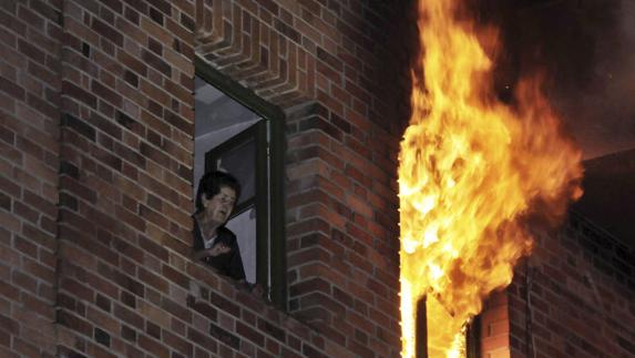 El hombre que había sufrido quemaduras severas por la explosión de su casa continúa grave