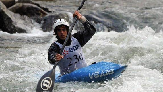 David Llorente acaricia las medallas