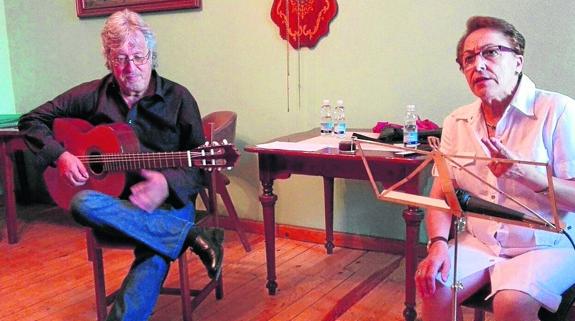 La poeta Mercedes Robledo y el guitarrista Gaspar Payá ofrecen un recital en la localidad