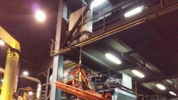 Los Bomberos rescatan a un operario de Lingotes Especiales