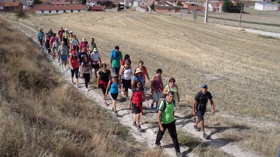 Una muestra de trajes regionales iza el telón de la semana cultural